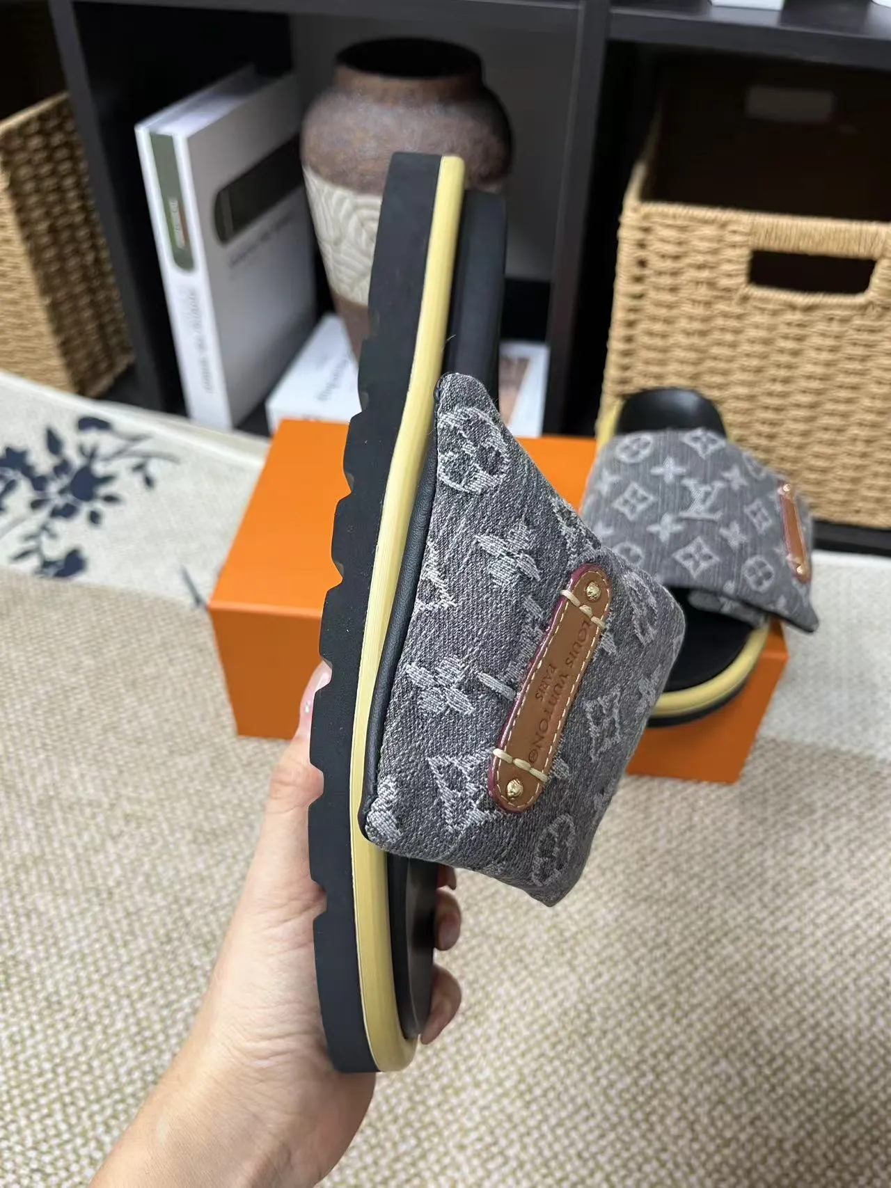 P340 yuan LV Louis Vuitton Full of high-end feel! A popular model among bloggers at home and abroad, it’s retro and fashionable, and looks stunning on your feet! Mainly recommended model on the official website★ ━━━━━ ЅᏇєєt ━━━━━ ▪️Upper: original calfskin ➕5D printing process ▪️Inner: imported mixed sheepskin ▪️Outsole: original molded foam outsole ▪️Size: Female 35-40 Men's 39-44 (women's 41 men's 45)